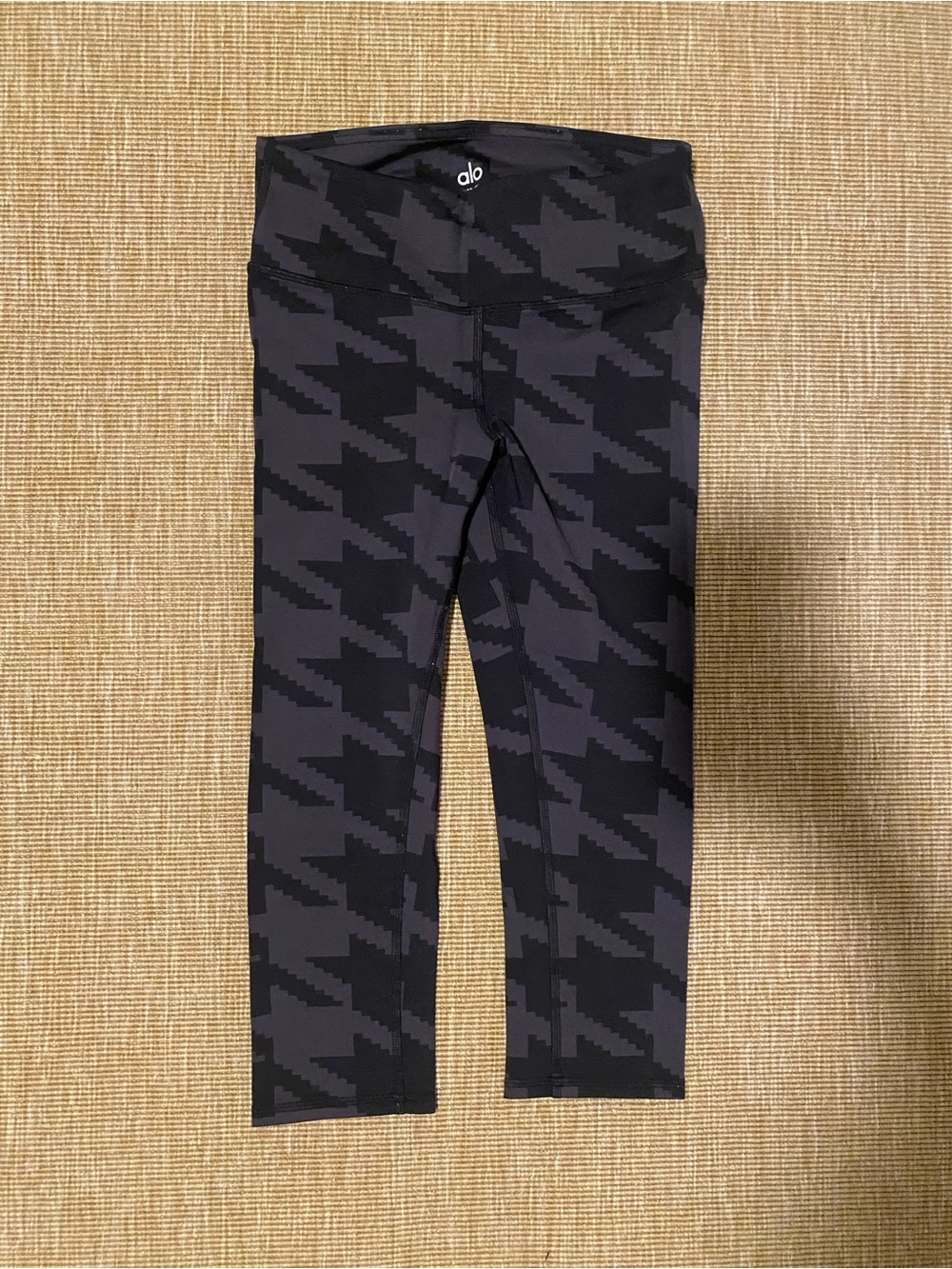 ALO Yoga Black & Gray Houndstooth-Print cropped capris Leggings